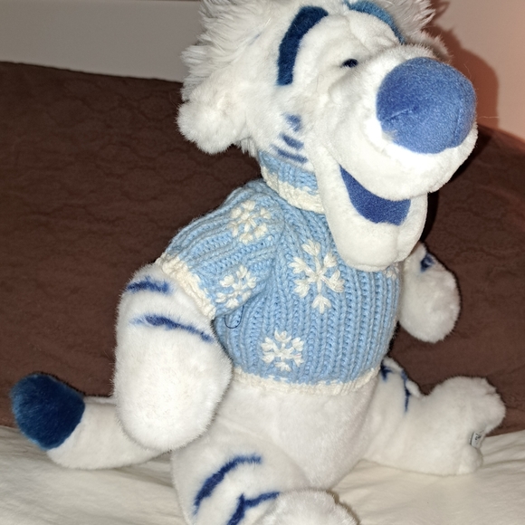 Disney Store Exclusive Blue/White Tigger - Picture 3 of 11